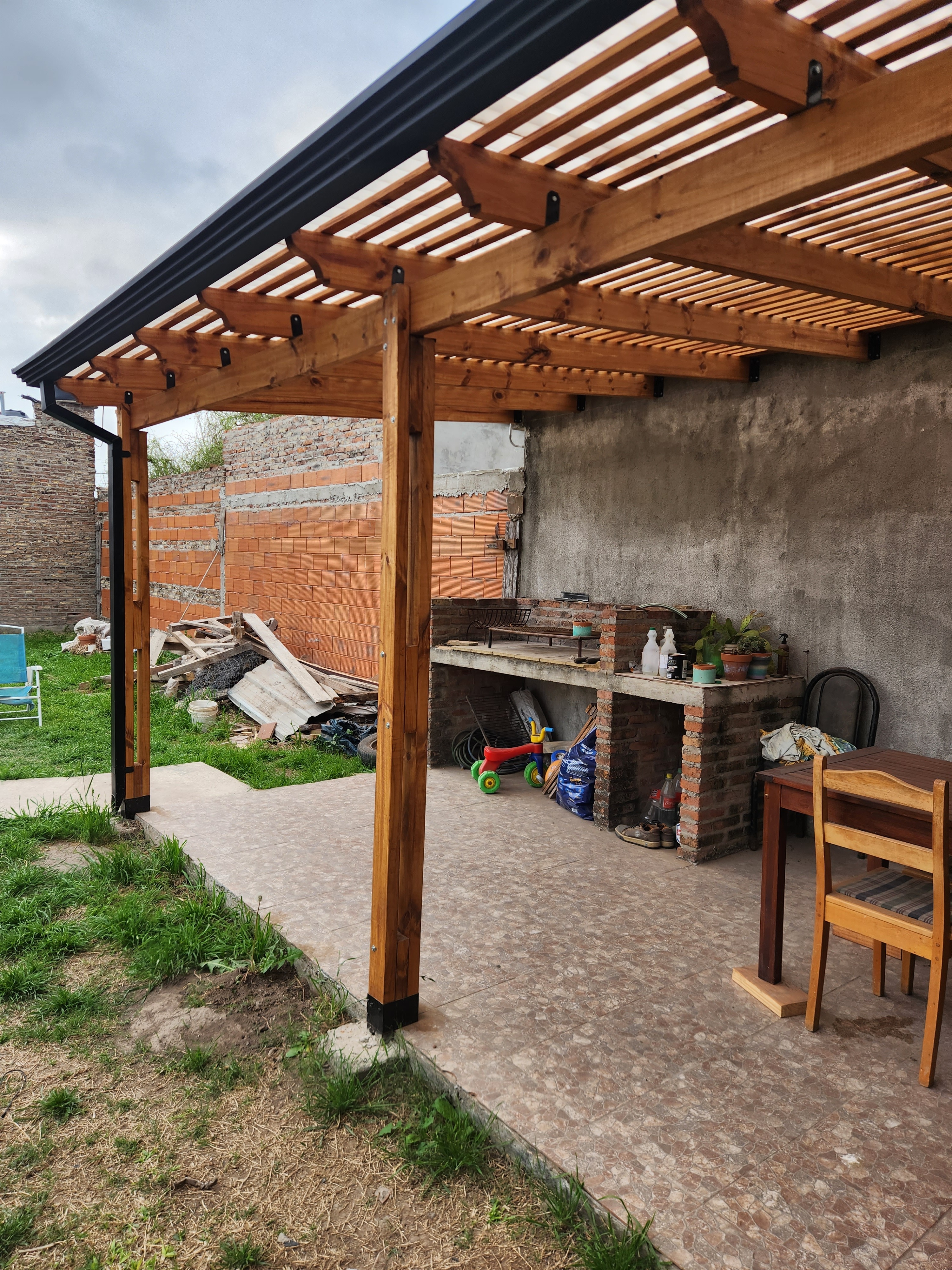 Pergolado tradicional traslúcido - Vista exterior con quincho