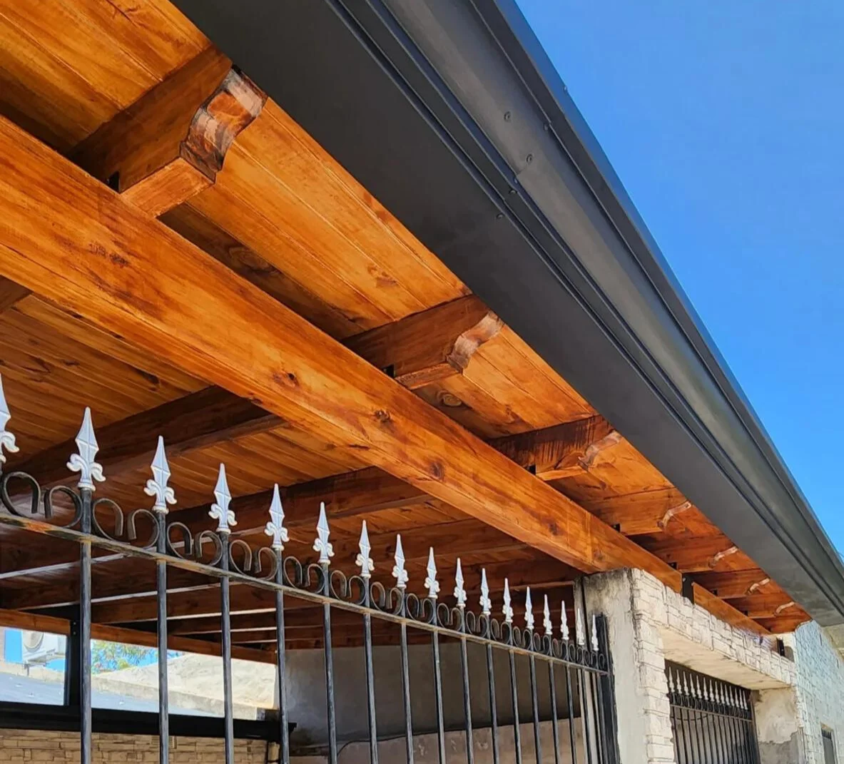 Casa moderna con estructura de madera y techo metálico